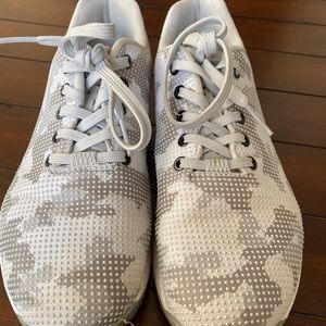 MENS 9, womens 10.5 they were listed as womens 9, however they are a mens 9